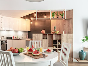 KĘPA MIESZCZAŃSKA W TURKUSIE - Średnia biała jadalnia w kuchni, styl nowoczesny - zdjęcie od KODO projekty i realizacje wnętrz