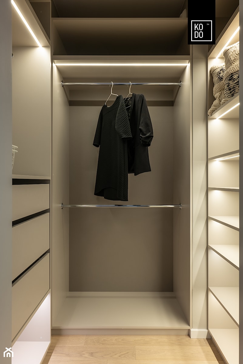 ŚWIATŁO NA FORMĘ - Garderoba, styl nowoczesny - zdjęcie od KODO projekty i realizacje wnętrz