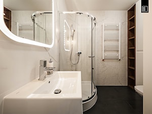 DWA POZIOMY ELEGANCJI - Średnia bez okna łazienka, styl glamour - zdjęcie od KODO projekty i realizacje wnętrz