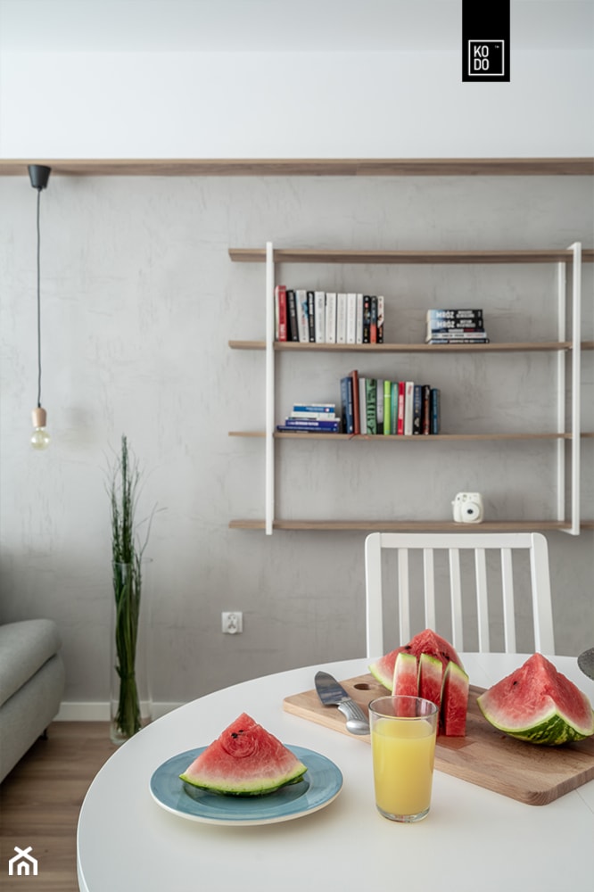 KĘPA MIESZCZAŃSKA W TURKUSIE - Średnia biała jadalnia w salonie, styl minimalistyczny - zdjęcie od KODO projekty i realizacje wnętrz
