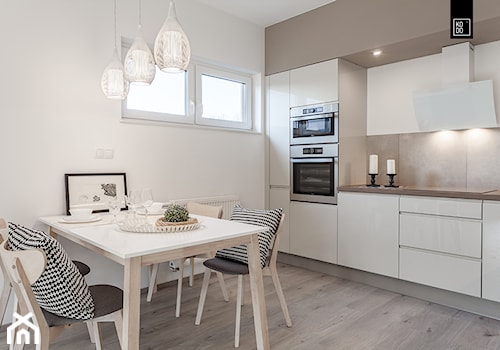 Nowe Kowale - Beżowy biały salon z kuchnią z jadalnią, styl nowoczesny - zdjęcie od KODO projekty i realizacje wnętrz