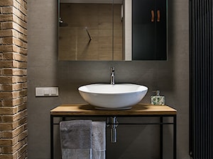LIROWA - STYL LOFT - Mała na poddaszu bez okna łazienka, styl industrialny - zdjęcie od KODO projekty i realizacje wnętrz