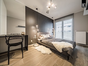 GEOMETRIA KONTROLOWANA - Średnia biała czarna szara z biurkiem sypialnia - zdjęcie od KODO projekty i realizacje wnętrz