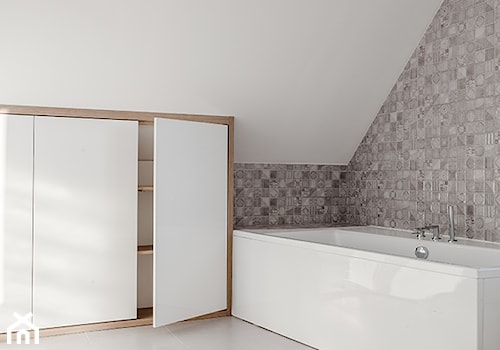 Nowe Kowale - Średnia duża na poddaszu łazienka z oknem, styl nowoczesny - zdjęcie od KODO projekty i realizacje wnętrz