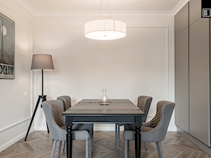 ELEGANCKA GRABISZYŃSKA - Średnia biała szara jadalnia jako osobne pomieszczenie, styl tradycyjny - zdjęcie od KODO projekty i realizacje wnętrz
