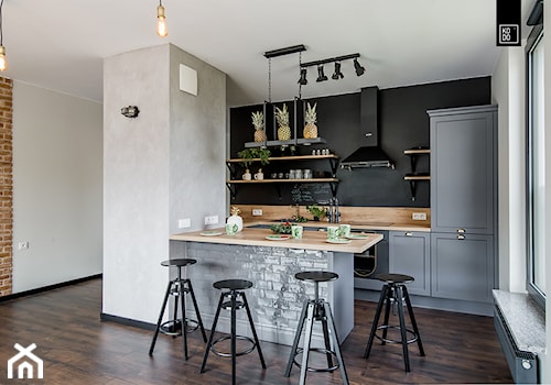 LIROWA - STYL LOFT - Średnia otwarta z salonem biała z zabudowaną lodówką kuchnia w kształcie litery u, styl industrialny - zdjęcie od KODO projekty i realizacje wnętrz