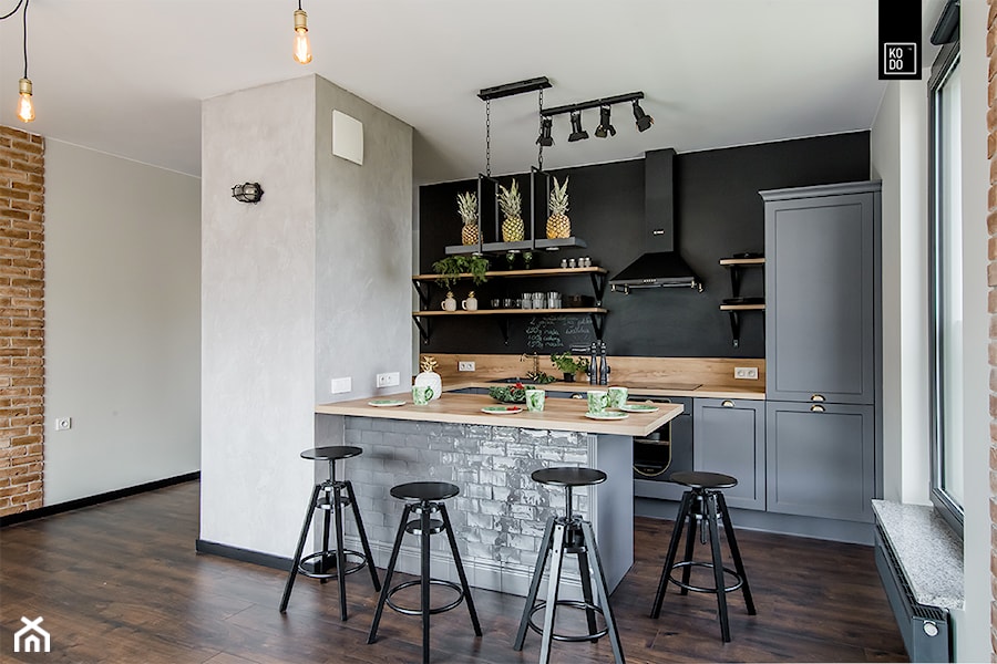 LIROWA - STYL LOFT - Średnia otwarta z salonem biała z zabudowaną lodówką kuchnia w kształcie litery u, styl industrialny - zdjęcie od KODO projekty i realizacje wnętrz