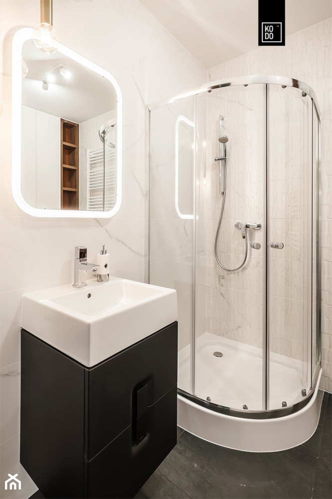 DWA POZIOMY ELEGANCJI - Mała bez okna z lustrem z punktowym oświetleniem łazienka, styl tradycyjny - zdjęcie od KODO projekty i realizacje wnętrz - Homebook