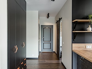 LIROWA - STYL LOFT - Średni biały czarny hol / przedpokój, styl industrialny - zdjęcie od KODO projekty i realizacje wnętrz