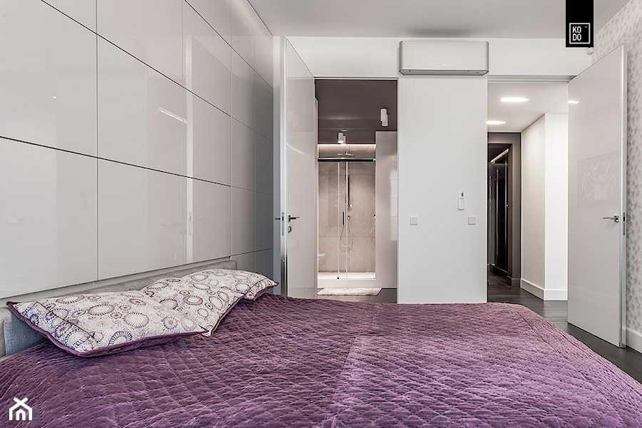 ROSSI_ODRA TOWER - Średnia biała sypialnia z łazienką, styl nowoczesny - zdjęcie od KODO projekty i realizacje wnętrz
