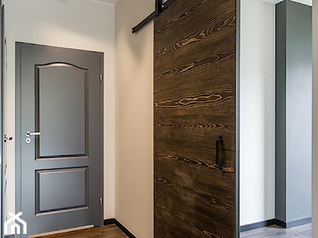 Aranżacje wnętrz - Hol / Przedpokój: LIROWA - STYL LOFT - Średni biały brązowy szary z farbą na ścianie z drewnianymi drzwiami z gładkimi drzwiami z frezowanymi drzwiami z przesuwnymi drzwiami hol / przedpokój, styl industrialny - KODO projekty i realizacje wnętrz. Przeglądaj, dodawaj i zapisuj najlepsze zdjęcia, pomysły i inspiracje designerskie. W bazie mamy już prawie milion fotografii!