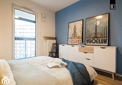 WNĘTRZE Z PASJĄ - Średnia biała niebieska sypialnia z balkonem / tarasem, styl nowoczesny - zdjęcie od KODO projekty i realizacje wnętrz