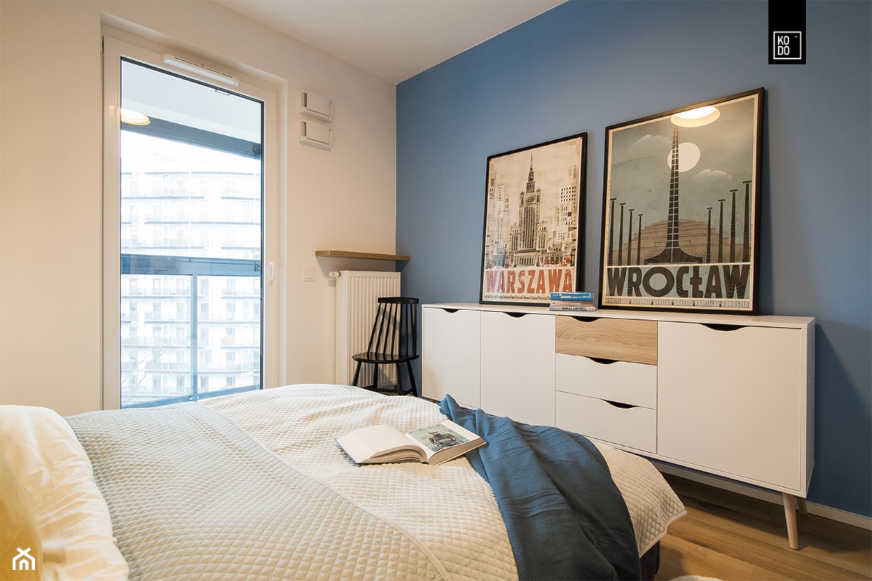 WNĘTRZE Z PASJĄ - Średnia biała niebieska sypialnia z balkonem / tarasem, styl nowoczesny - zdjęcie od KODO projekty i realizacje wnętrz - Homebook