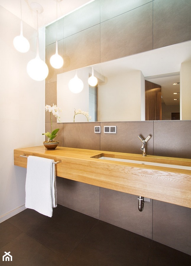 WNĘTRZE DOMU Z LAT 20 - Mała średnia łazienka z oknem, styl nowoczesny - zdjęcie od KODO projekty i realizacje wnętrz