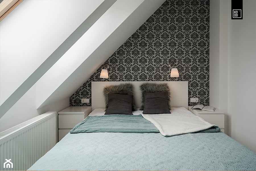 OSIEDLE PRZY ZAMKU WROCŁAW - Mała biała czarna sypialnia na poddaszu, styl nowoczesny - zdjęcie od KODO projekty i realizacje wnętrz