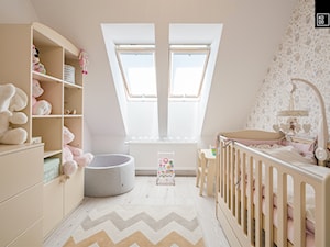 OSIEDLE PRZY ZAMKU WROCŁAW_02 - Mały biały szary pokój dziecka dla niemowlaka dla chłopca dla dziewczynki, styl nowoczesny - zdjęcie od KODO projekty i realizacje wnętrz