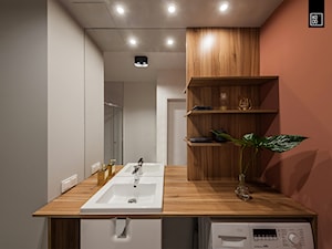 MĘSKI RÓŻ - Średnia bez okna z pralką / suszarką z punktowym oświetleniem łazienka, styl industrialny - zdjęcie od KODO projekty i realizacje wnętrz