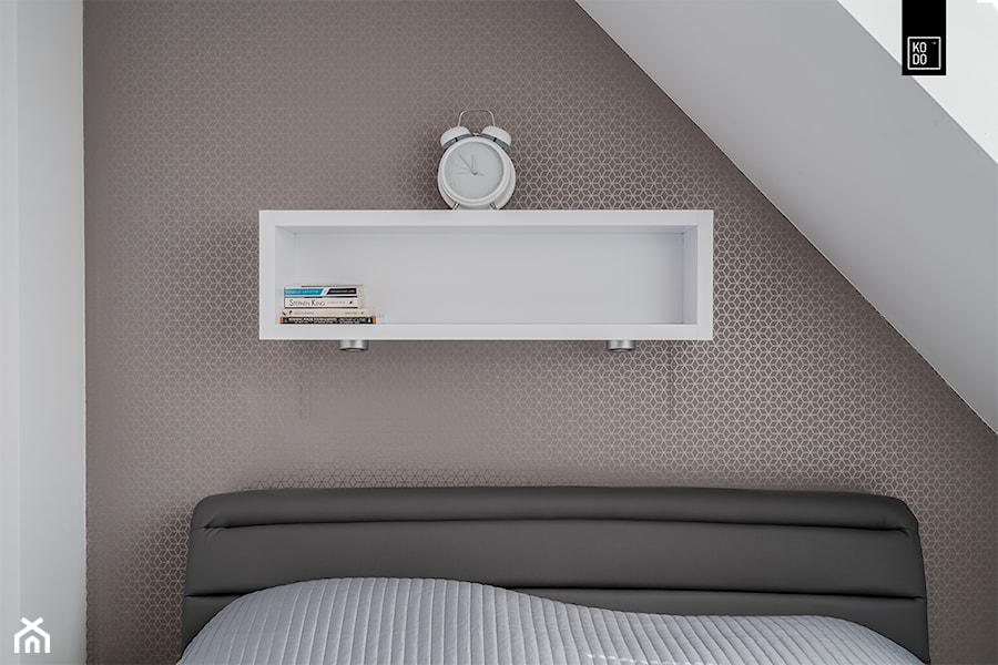OSIEDLE PRZY ZAMKU WROCŁAW_02 - Mała biała szara sypialnia na poddaszu, styl nowoczesny - zdjęcie od KODO projekty i realizacje wnętrz