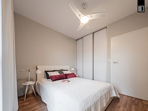 MĘSKI RÓŻ - Mała szara sypialnia, styl minimalistyczny - zdjęcie od KODO projekty i realizacje wnętrz