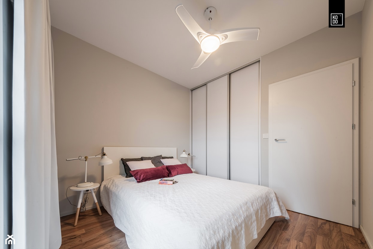 MĘSKI RÓŻ - Mała szara sypialnia, styl minimalistyczny - zdjęcie od KODO projekty i realizacje wnętrz - Homebook