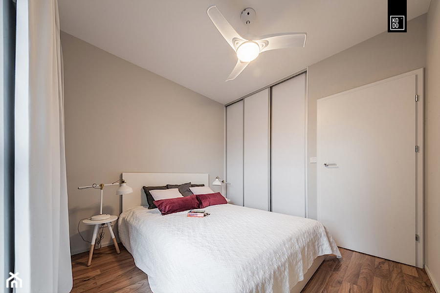 MĘSKI RÓŻ - Mała szara sypialnia, styl minimalistyczny - zdjęcie od KODO projekty i realizacje wnętrz