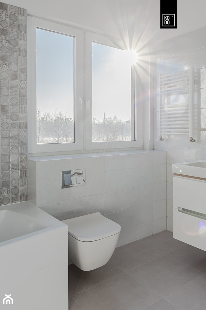 Nowe Kowale - Mała łazienka z oknem, styl nowoczesny - zdjęcie od KODO projekty i realizacje wnętrz