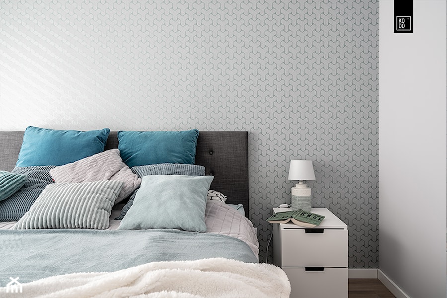 KĘPA MIESZCZAŃSKA W TURKUSIE - Mała szara sypialnia, styl minimalistyczny - zdjęcie od KODO projekty i realizacje wnętrz