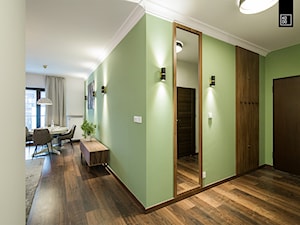 Apartament Kolonialny - Mały z wieszakiem zielony hol / przedpokój, styl tradycyjny - zdjęcie od KODO projekty i realizacje wnętrz