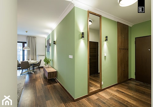 Apartament Kolonialny - Mały z wieszakiem zielony hol / przedpokój, styl tradycyjny - zdjęcie od KODO projekty i realizacje wnętrz