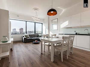 KLASYCZNIE W BIELI - Średnia biała jadalnia w salonie w kuchni, styl skandynawski - zdjęcie od KODO projekty i realizacje wnętrz