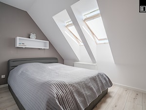 OSIEDLE PRZY ZAMKU WROCŁAW_02 - Mała biała szara sypialnia na poddaszu, styl nowoczesny - zdjęcie od KODO projekty i realizacje wnętrz