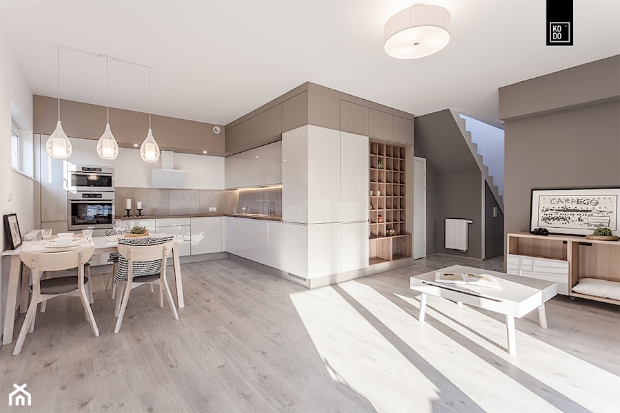 Nowe Kowale - Średni brązowy salon z kuchnią z jadalnią, styl nowoczesny - zdjęcie od KODO projekty i realizacje wnętrz