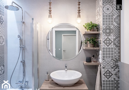KĘPA MIESZCZAŃSKA W TURKUSIE - Mała bez okna łazienka, styl rustykalny - zdjęcie od KODO projekty i realizacje wnętrz