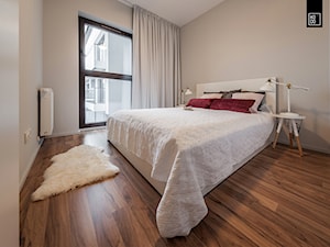 MĘSKI RÓŻ - Średnia szara sypialnia, styl glamour - zdjęcie od KODO projekty i realizacje wnętrz