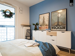 ŚWIĄTECZNE WYDANIE MIESZKANIA DLA RODZINY - Średnia biała niebieska sypialnia z balkonem / tarasem, styl minimalistyczny - zdjęcie od KODO projekty i realizacje wnętrz