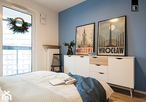 ŚWIĄTECZNE WYDANIE MIESZKANIA DLA RODZINY - Średnia biała niebieska sypialnia z balkonem / tarasem, styl minimalistyczny - zdjęcie od KODO projekty i realizacje wnętrz