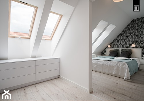 OSIEDLE PRZY ZAMKU WROCŁAW - Średnia otwarta garderoba przy sypialni na poddaszu, styl nowoczesny - zdjęcie od KODO projekty i realizacje wnętrz