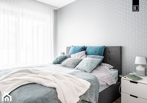 KĘPA MIESZCZAŃSKA W TURKUSIE - Średnia szara sypialnia, styl skandynawski - zdjęcie od KODO projekty i realizacje wnętrz