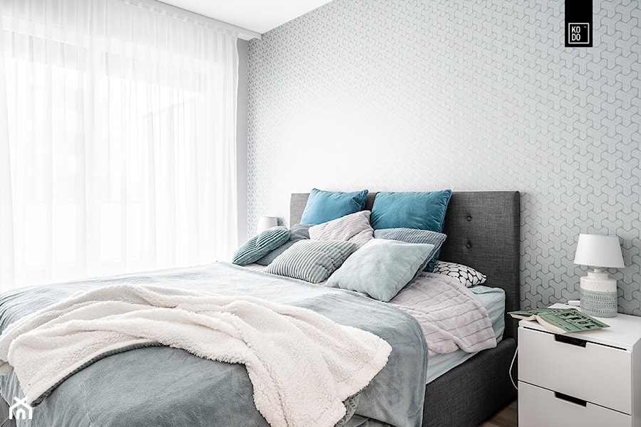 KĘPA MIESZCZAŃSKA W TURKUSIE - Średnia szara sypialnia, styl skandynawski - zdjęcie od KODO projekty i realizacje wnętrz