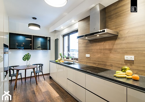 Apartament Kolonialny - Średnia otwarta szara z zabudowaną lodówką z nablatowym zlewozmywakiem kuchnia dwurzędowa z oknem, styl tradycyjny - zdjęcie od KODO projekty i realizacje wnętrz