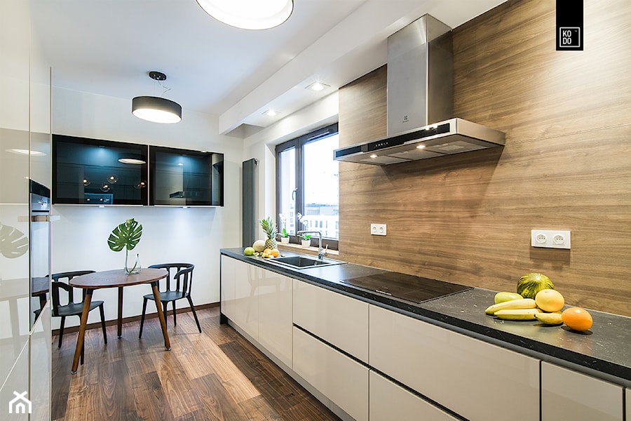 Apartament Kolonialny - Średnia otwarta szara z zabudowaną lodówką z nablatowym zlewozmywakiem kuchnia dwurzędowa z oknem, styl tradycyjny - zdjęcie od KODO projekty i realizacje wnętrz