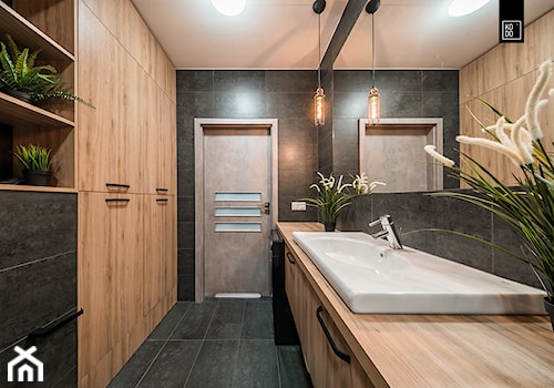 INDUSTRIALNA PROSTOTA - Średnia bez okna z lustrem łazienka, styl minimalistyczny - zdjęcie od KODO projekty i realizacje wnętrz