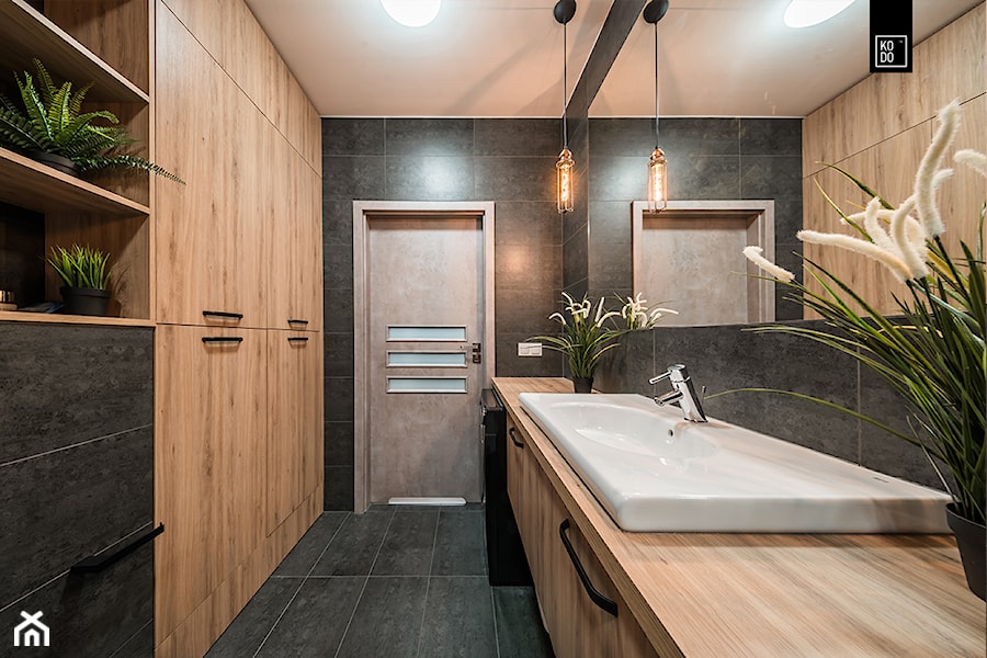 INDUSTRIALNA PROSTOTA - Średnia bez okna z lustrem łazienka, styl minimalistyczny - zdjęcie od KODO projekty i realizacje wnętrz