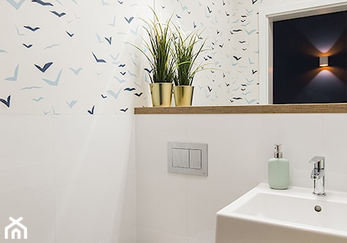 WNĘTRZE Z PASJĄ - Mała bez okna z lustrem łazienka, styl minimalistyczny - zdjęcie od KODO projekty i realizacje wnętrz