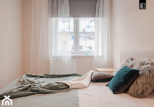 Mała różowa sypialnia, styl nowoczesny - zdjęcie od KODO projekty i realizacje wnętrz