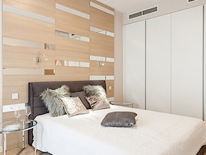 OVO Wrocław - Mała beżowa biała sypialnia, styl nowoczesny - zdjęcie od KODO projekty i realizacje wnętrz