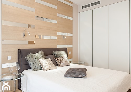 OVO Wrocław - Mała beżowa biała sypialnia, styl nowoczesny - zdjęcie od KODO projekty i realizacje wnętrz