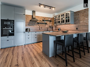 INDUSTRIALNA PROSTOTA - Średnia biała jadalnia w kuchni, styl industrialny - zdjęcie od KODO projekty i realizacje wnętrz