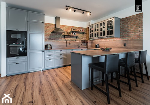 INDUSTRIALNA PROSTOTA - Średnia biała jadalnia w kuchni, styl industrialny - zdjęcie od KODO projekty i realizacje wnętrz