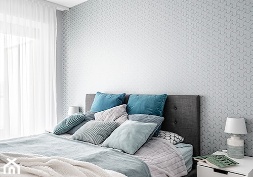 KĘPA MIESZCZAŃSKA W TURKUSIE - Mała szara sypialnia, styl nowoczesny - zdjęcie od KODO projekty i realizacje wnętrz